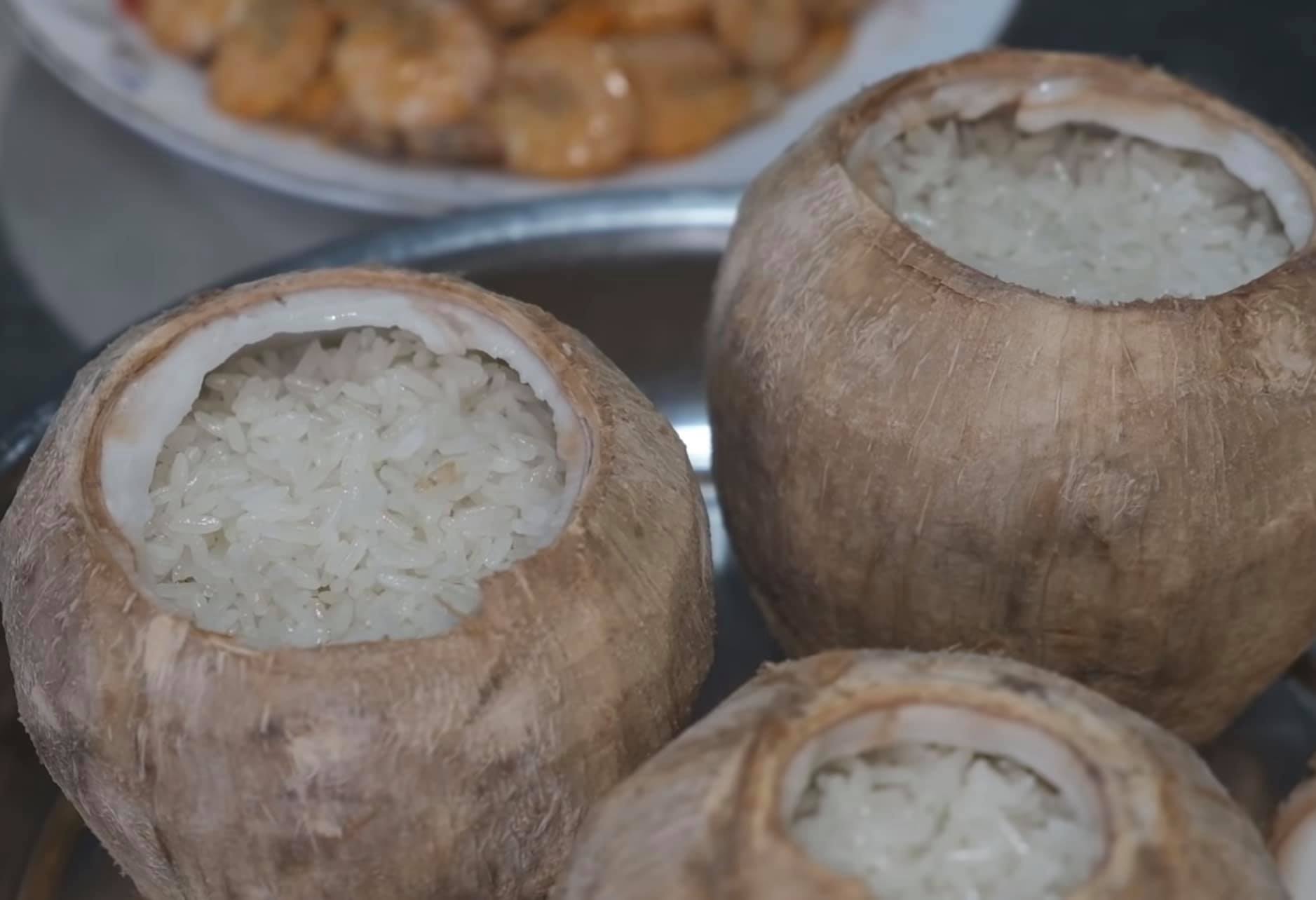 CƠM TRÁI DỪA BẾN TRE
